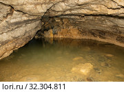 Карстовая пещера Зигзаг. Натёки кальцита и подземная река Кутук. Zigzag karst cave. Incrustations of calcite and underground river on the cave. Стоковое фото, фотограф Евгений Романов / Фотобанк Лори