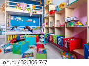 Разбросанные и вещи игрушки в детской комнате (2019 год). Редакционное фото, фотограф Иванов Алексей / Фотобанк Лори