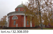 Православная церковь Петра и Павла крупным планом пасмурным октябрьским днем. Хамина, Финляндия (2019 год). Стоковое видео, видеограф Виктор Карасев / Фотобанк Лори
