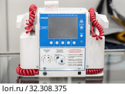 Портативный дефибриллятор-монитор ДКИ-Н-10 «Аксион» используется в медицинских стационарах, кардиологических диспансерах, для оснащения бригад скорой и неотложной медицинской помощи (2019 год). Редакционное фото, фотограф А. А. Пирагис / Фотобанк Лори