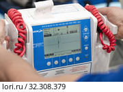 Портативный дефибриллятор-монитор ДКИ-Н-10 «Аксион» используется в медицинских стационарах, кардиологических диспансерах, для оснащения бригад скорой и неотложной медицинской помощи (2019 год). Редакционное фото, фотограф А. А. Пирагис / Фотобанк Лори