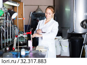 Winery technician in laboratory. Стоковое фото, фотограф Яков Филимонов / Фотобанк Лори
