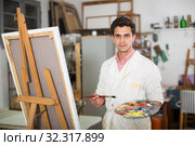 Artist painting on canvas. Стоковое фото, фотограф Яков Филимонов / Фотобанк Лори