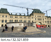 Москва. Туристы гуляют рядом с Лобным местом и зданием ГУМа на Красной площади осенью (2019 год). Редакционное фото, фотограф Овчинникова Ирина / Фотобанк Лори