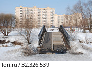 Пешеходный мост через реку Городню. Район Братеево. Город Москва. Россия (2011 год). Стоковое фото, фотограф lana1501 / Фотобанк Лори
