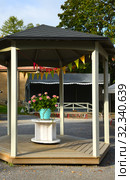 Tallipiha Historical Barracks. Gazebo with flowers. Tampere, Finland (2019 год). Редакционное фото, фотограф Валерия Попова / Фотобанк Лори