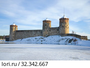The ancient fortress of Olavinlinna on frozen Saimaa Lake on a winter day. Savonlinna, Finland (2018 год). Стоковое фото, фотограф Виктор Карасев / Фотобанк Лори