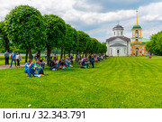 Ученики художественно школы на этюдах в усадьбе "Кусково". Церковь Спаса Всемилостивого (1737—1739) и колокольня (1792). Усадьба графа Петра Борисовича Шереметева. Москва (2019 год). Редакционное фото, фотограф Александр Щепин / Фотобанк Лори