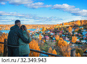 Двое в Плёсе Loving couple at the city of Plyos (2019 год). Стоковое фото, фотограф Baturina Yuliya / Фотобанк Лори