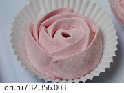 Aerial pink cherry marshmallows. In the form of a rose. Sprinkled with dextrose. Close-up. Стоковое фото, фотограф Vadzim Yakubovich / Фотобанк Лори