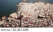 General aerial view of Spanish port city of Cadiz overlooking Atlantic Ocean in sunny day (2019 год). Стоковое видео, видеограф Яков Филимонов / Фотобанк Лори