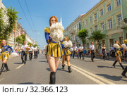 Russia, Samara, July 2019: girls from a support group at a street procession at a gastronomic festival. Редакционное фото, фотограф Акиньшин Владимир / Фотобанк Лори