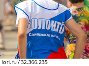Russia, Samara, July 2019: Volunteers at the "Fair of Tastes" festival. Text in Russian: Volunteer Samara Region. Редакционное фото, фотограф Акиньшин Владимир / Фотобанк Лори