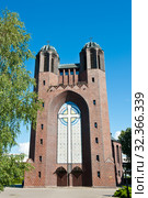 Крестовоздвиженский собор (Кирха креста, Кройцкирха; Kreuzkirche) в солнечный день ранней осенью. Город Калининград. Россия (2019 год). Редакционное фото, фотограф E. O. / Фотобанк Лори