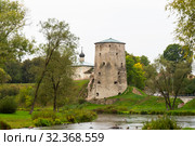 Река Пскова. Гремячая башня и церковь Косьмы и Дамиана. Псков (2019 год). Редакционное фото, фотограф Александр Щепин / Фотобанк Лори