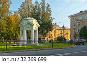 Беседка-ротонда на Центральной улице возле ДК им. В.В. Маяковского. Поселок Металлострой. Колпинский район. Санкт-Петербург (2018 год). Редакционное фото, фотограф Румянцева Наталия / Фотобанк Лори