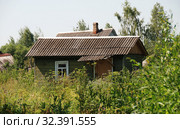 Одноэтажный деревянный жилой дом. Поселок Варницы. Ростовский район. Ярославская область. Россия (2010 год). Стоковое фото, фотограф lana1501 / Фотобанк Лори