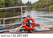 Спасательный круг на причале с надписью (Loch Katrine) Лох Катрин. Стерлинг. Шотландия. Великобритания (2019 год). Редакционное фото, фотограф Сергей Афанасьев / Фотобанк Лори