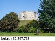 Башня Клиффорда, замок Йорк. Йорк. Великобритания (2019 год). Стоковое фото, фотограф Сергей Афанасьев / Фотобанк Лори