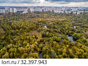 Москва,вид сверху на район Южное Тушино и  Природно-исторический парк "Тушинский", "Сходненский ковш" (2019 год). Стоковое фото, фотограф glokaya_kuzdra / Фотобанк Лори