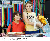 boy with mother choosing dog treats for their puppy. Стоковое фото, фотограф Яков Филимонов / Фотобанк Лори