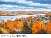 Плес. Теплоходик на Волге. Volga River with a motor ship (2019 год). Стоковое фото, фотограф Baturina Yuliya / Фотобанк Лори
