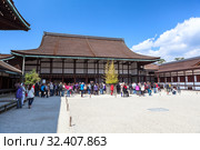 Large group of visitors has tour on inner yard of Imperial palace. The Seiryoden wooden building. Kyoto, Japan (2013 год). Редакционное фото, фотограф Кекяляйнен Андрей / Фотобанк Лори