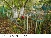Городское кладбище. Старые могилы и надгробия. City cemetery. Old graves and gravestones. (2019 год). Редакционное фото, фотограф Евгений Романов / Фотобанк Лори