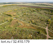 Городское кладбище. Мусульманские и христианские могилы. Вид сверху. City cemetery. Muslim and Orthodox parts. Aerial view. Стоковое фото, фотограф Евгений Романов / Фотобанк Лори
