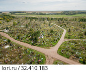 Городское кладбище. Мусульманские и христианские могилы. Вид сверху. City cemetery. Muslim and Orthodox parts. Aerial view. Стоковое фото, фотограф Евгений Романов / Фотобанк Лори