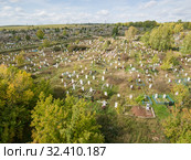 Городское кладбище. Мусульманские и христианские могилы. Вид сверху. City cemetery. Muslim and Orthodox parts. Aerial view. Стоковое фото, фотограф Евгений Романов / Фотобанк Лори