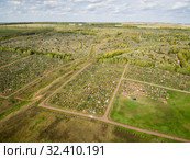 Городское кладбище. Мусульманские и христианские могилы. Вид сверху. City cemetery. Muslim and Orthodox parts. Aerial view. Стоковое фото, фотограф Евгений Романов / Фотобанк Лори
