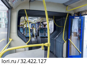 Москва. Салон городского автобуса особо большой вместимости ЛиАЗ-6213 производства Ликинского автобусного завода. (2019 год). Редакционное фото, фотограф Артем Блинов / Фотобанк Лори