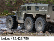 Snow and swamp extreme off-road, all-terrain vehicle Predator transportation travelers and tourists (2019 год). Редакционное фото, фотограф А. А. Пирагис / Фотобанк Лори