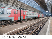Электричка в дебаркадере на Киевском вокзале. Москва (2015 год). Редакционное фото, фотограф Алёшина Оксана / Фотобанк Лори