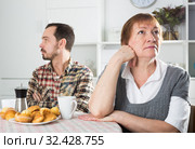 Elderly mother resents her son. Стоковое фото, фотограф Яков Филимонов / Фотобанк Лори