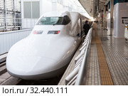 A JR West N700 series high speed train waits passengers on Tokyo station. The Tokaido Shinkansen line. Токио, Япония (2013 год). Редакционное фото, фотограф Кекяляйнен Андрей / Фотобанк Лори