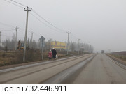 Московская область, пустое шосее в туман (2019 год). Редакционное фото, фотограф Дмитрий Неумоин / Фотобанк Лори