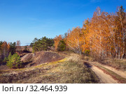 Окрестности села Спирино, Ордынский район, Новосибирская область, Западная Сибирь, Россия - 13 октября, 2019: заброшенный карьер по добыче щебня и извести у реки Оби. Стоковое фото, фотограф Евгений Мухортов / Фотобанк Лори