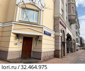 Москва, улица Малая Никитская, дома 10 - 10а. Дом 10 - доходный дом А. И. Тороповой (1906, архитектор О. О. Шишковский) (2019 год). Редакционное фото, фотограф Овчинникова Ирина / Фотобанк Лори