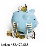 Little men add ten-ruble coins to the piggy Bank. Reasonable economy. Стоковое фото, фотограф Элина Гаревская / Фотобанк Лори