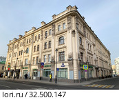 Москва, улица Покровка, дом 19 осенью. Доходный дом Федора Рахманова, 1898-1899 гг. (2019 год). Редакционное фото, фотограф Овчинникова Ирина / Фотобанк Лори