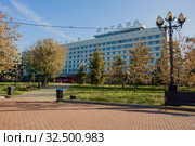 Город Иркутск, гостинница Ангара вид с площади Кирова (Сперанского) (2019 год). Редакционное фото, фотограф Юрий Карачев / Фотобанк Лори