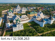 Над кремлем Ростова Великого июльским солнечным утром (аэросъемка). Золотое кольцо России (2019 год). Редакционное фото, фотограф Виктор Карасев / Фотобанк Лори