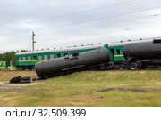 Сошедшие с рельс поезда для тренировок на учебном полигоне. 179-й спасательный центр МЧС России, Ногинск, Московская область. (2018 год). Стоковое фото, фотограф Bala-Kate / Фотобанк Лори