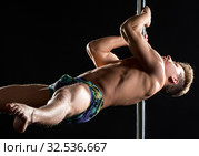 Male pole dance. Strong guy dancing in studio. Стоковое фото, фотограф Гурьянов Андрей / Фотобанк Лори