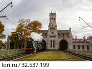 Петергоф. Ретропаровоз на фоне готического вокзала. Станция Новый Петергоф (2019 год). Редакционное фото, фотограф Литвяк Игорь / Фотобанк Лори