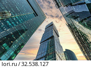Комплекс небоскребов Московского международного делового центра (ММДЦ) «Москва-Сити» на фоне закатного неба. Россия, Москва, Пресненская набережная (2019 год). Редакционное фото, фотограф Владимир Сергеев / Фотобанк Лори