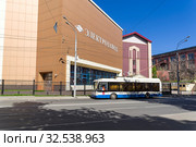 Современное и старое здания Электрозавода.  Москва, Электрозаводская улица, 21. (2019 год). Редакционное фото, фотограф Сергей Рыбин / Фотобанк Лори