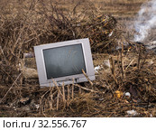 Выброшенный на свалку телевизор (2019 год). Редакционное фото, фотограф Сайганов Александр / Фотобанк Лори